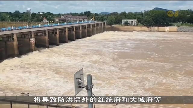 泰国暴雨引发洪灾 曼谷加紧采取防洪措施