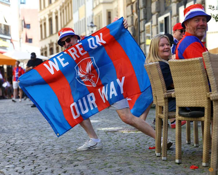 Rayo and Palace supporters soak up sun ahead of Conference League final