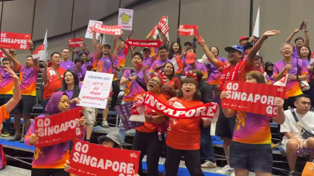 东运赛场的另一股力量 国人家人呐喊助力选手