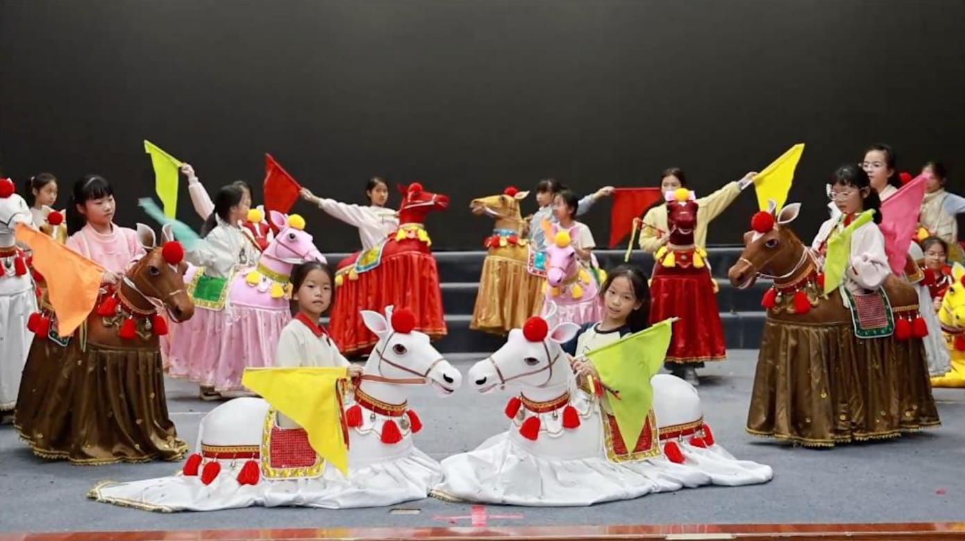 中国广东霞西村排练布马舞 为迎接马年到来