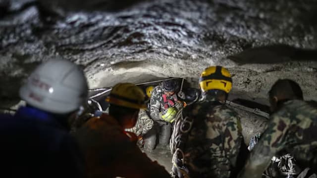 受困隧道十天获救 尼泊尔工人喝泥水撑过黑暗