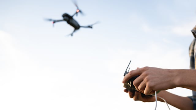 挪威奥斯陆机场现无人机 暂停航班起降