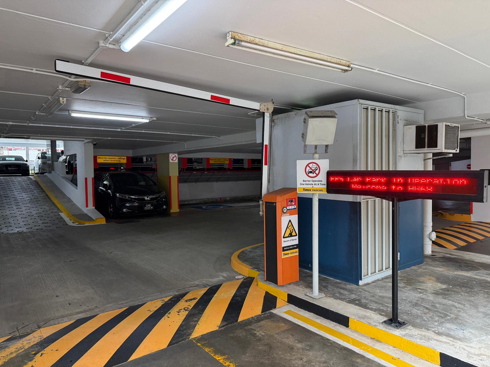 约500个组屋停车场系统故障道闸开放供车辆通行- 8world