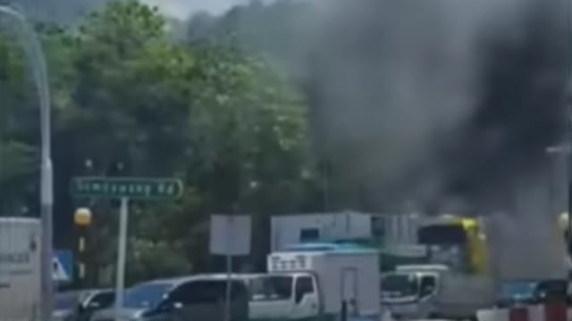 拖车后轮在路上起火 英勇公众及时灭火