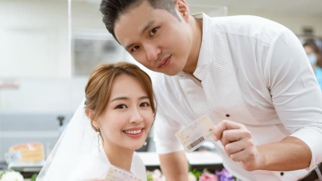 赖薇如晒甜蜜婚纱照证实结婚！