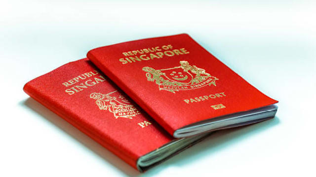 入籍新加坡后未注销中国户籍 男子在深圳被认定非法居留