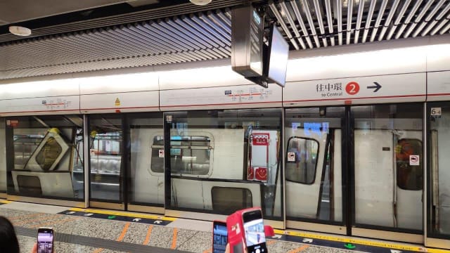 港铁车门松脱750人疏散 一老妇擦伤送院