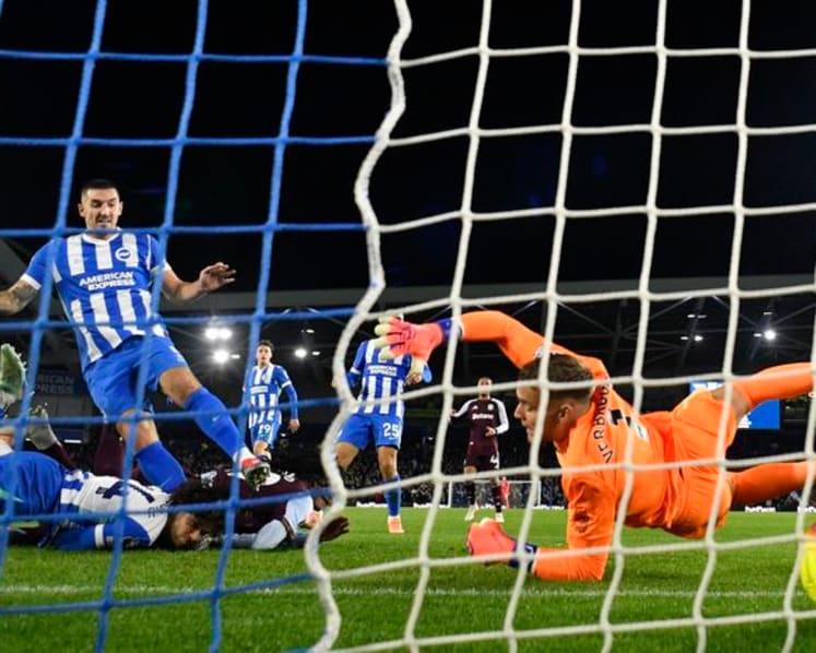 Arsenal go five points clear, Villa roar back at Brighton to go third