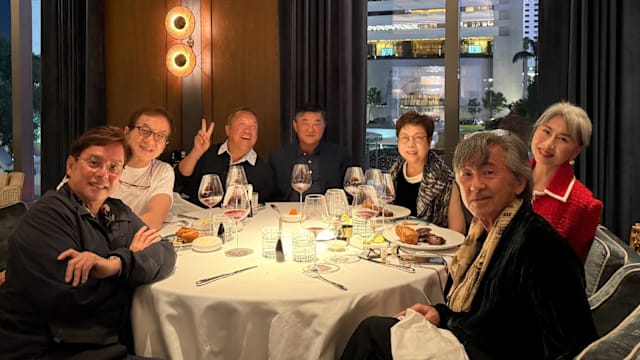 香港演艺圈殿堂级巨星世纪聚餐！成龙竟是最年轻男星，谭咏麟喝到满脸通红