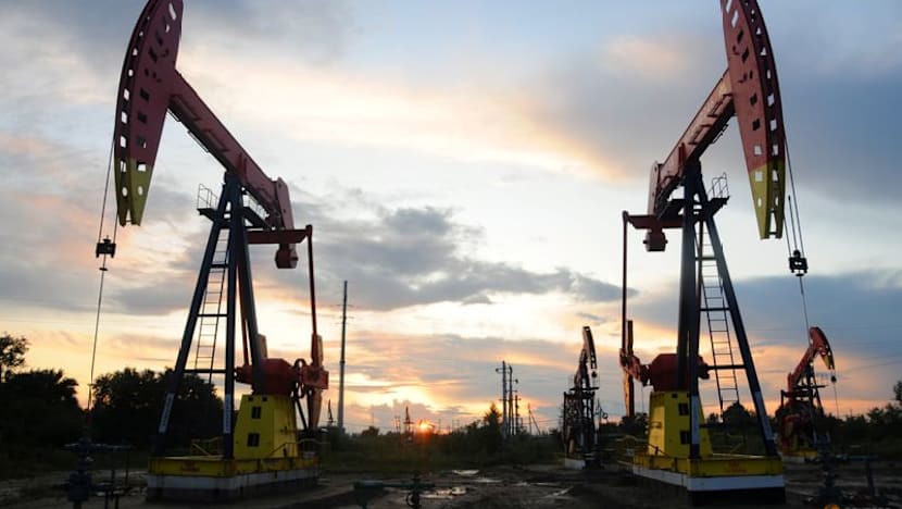 Oil heads for weekly gain as Middle East supply risks persist