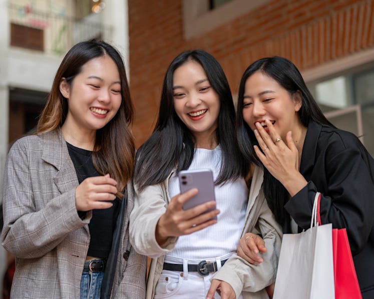 The dating guru to my girlfriends: I help them find love on dating apps, from editing profiles to 'secondhand swiping' 