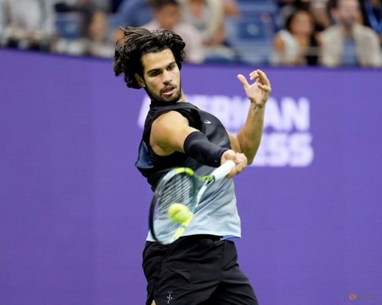 Shelton stuns Alcaraz in late, late show to reach US Open semis