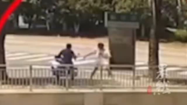 中国男子好心扶老人 反被甩巴掌