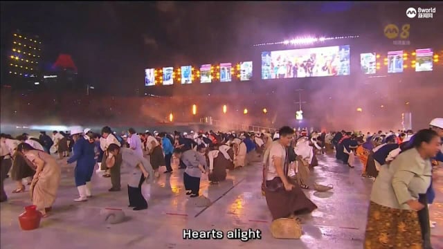 本地艺术团体表演者精彩表演 向建设我国先驱致敬