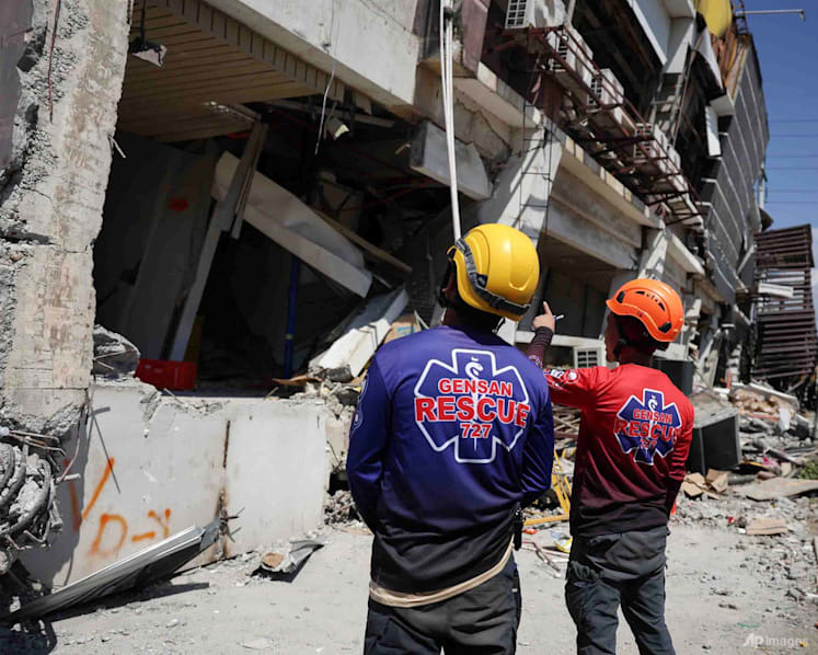Rescuers race to reach trapped victims after powerful quake in southern Philippines