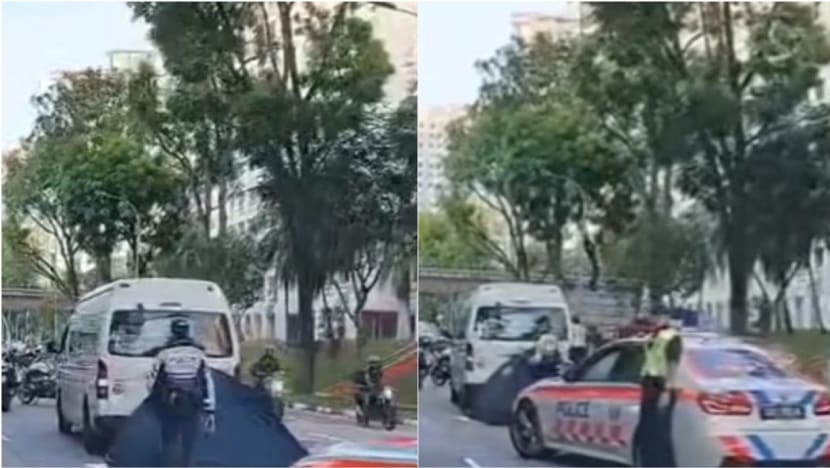 Elderly pedestrian killed in accident in Choa Chu Kang, minibus driver arrested Elderly pedestrian killed in accident in Choa Chu Kang, minibus driver arrested
