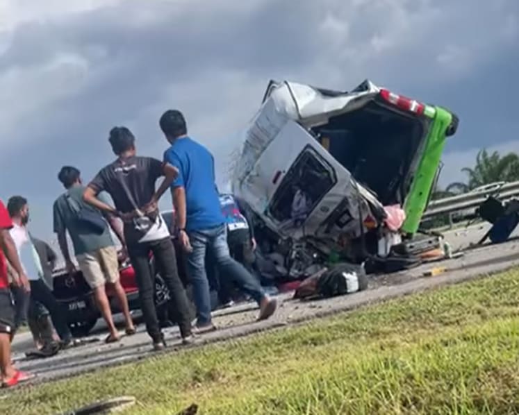12 Singaporeans injured in Johor accident after tour van wrecked in chain collision