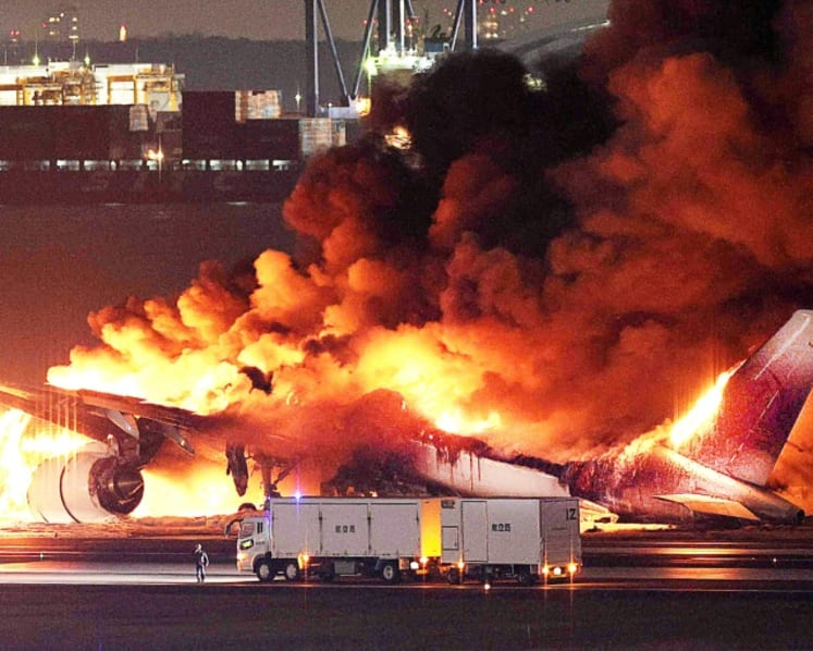 How did almost 400 people safely evacuate burning Japan Airlines jet after Haneda Airport crash?