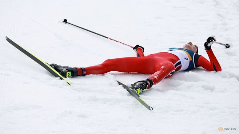 Nordic Combined-Norway's Oftebro skis from behind to first individual gold