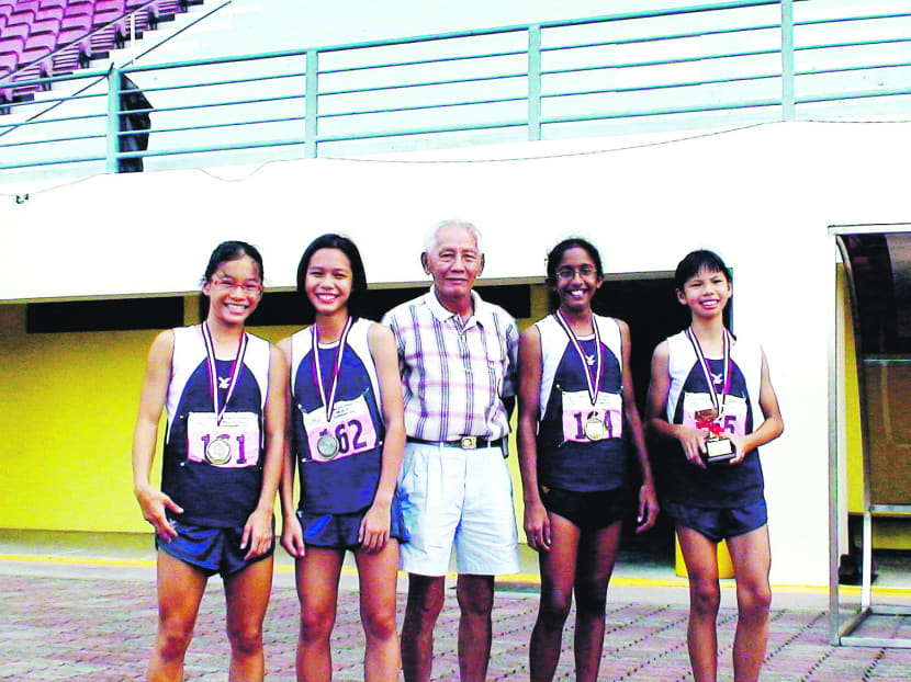 (From left) CHIJ Katong Primary School 4x400m team runners Nicole Lum, Magdalene Ho, coach Lim Tiang Quee, Shanti Pereira and Jannah Wong in 2008. 
Photo: Jeffry Ho