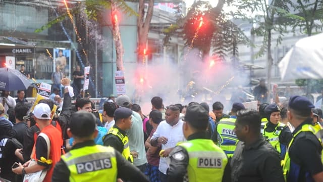 马国“逮捕阿占巴基”千人集会 突放烟火引混乱