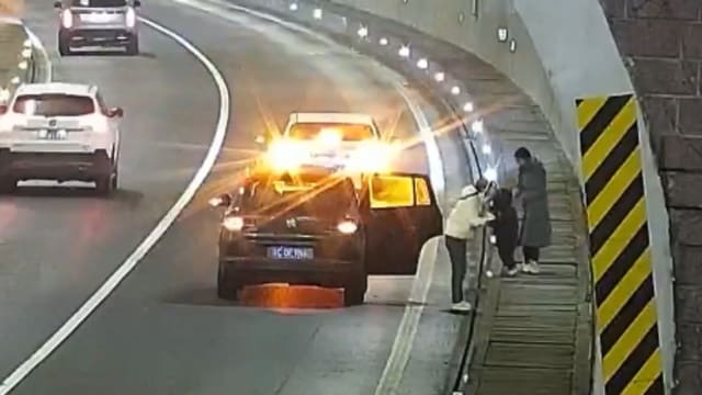 汽车在浙江高速隧道抛锚20秒被撞飞 四人及时撤离幸免于难