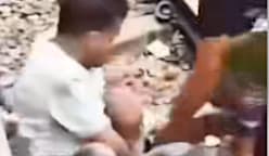 ரயில் தண்டவாளத்தில் விழுந்த மகன்... உயிரைப் பணயம் வைத்து காப்பாற்றிய தந்தை