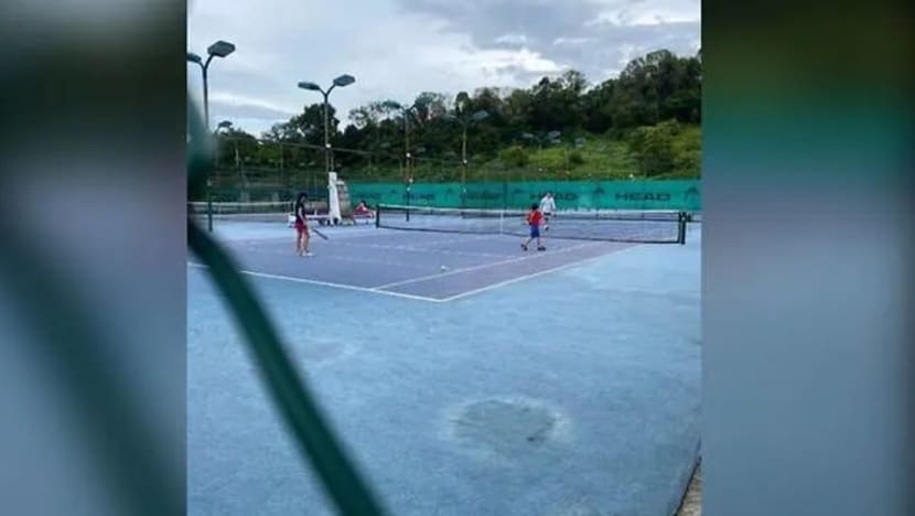 Orang ramai bermain tenis, makan di pusat penjaja antara yang akan didenda Orang ramai bermain tenis, makan di pusat penjaja antara yang akan didenda