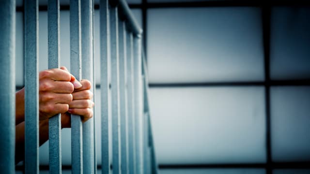 偷女友钱还赌债却报假案称遭抢劫 男子被判坐牢19周