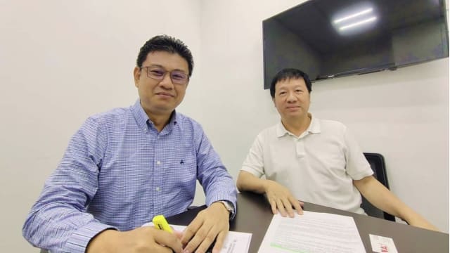 狮城名状何进才 退休返马为越堤族提供法咨服务