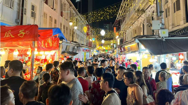 过年前的最后周末 牛车水年货市场人气比买气旺