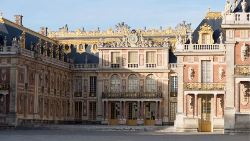 Istana Versailles dibuka semula selepas amaran kebakaran Istana Versailles dibuka semula selepas amaran kebakaran