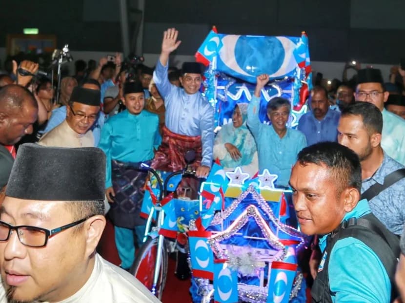 Mr Azmin Ali made his grand entrance in a highly unorthodox manner by cycling a trishaw with PKR vice-presidents Zuraida Kamaruddin and Tian Chua seated in the passenger seat.