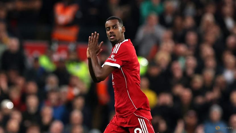 Howe dismisses Slot's 'smaller club' jibe as Newcastle move on from Isak saga
