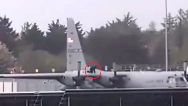 爱尔兰男子持斧擅闯机场 损坏美军运输机被捕