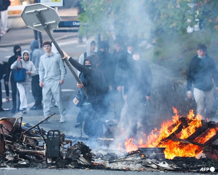 Hundreds of French high schools shut as new violence erupts
