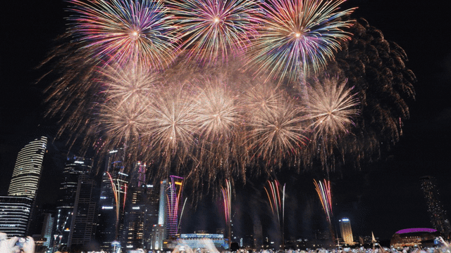 全岛多地齐迎2026 滨海湾壮观烟火秀好吸睛