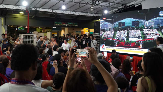 上千民众聚集油池 见证黄循财宣誓就任总理历史一刻 