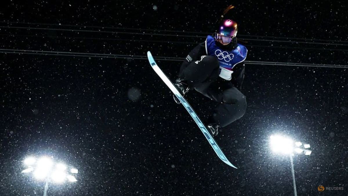 Snowboarding-South Korea's Choi upsets Kim to win women's halfpipe gold