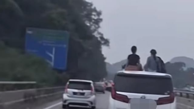 休旅车行驶中两人坐车顶兜风 马国怡保警方追查车主