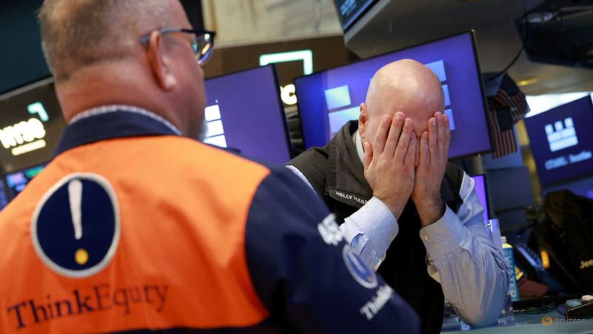US tech shares resume sell-off while oil prices re
