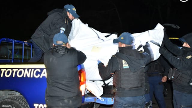 危地马拉客车坠谷 至少15人死包括儿童