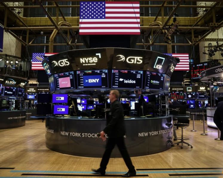 Stocks rise as oil prices fall; flurry of central bank meetings on tap