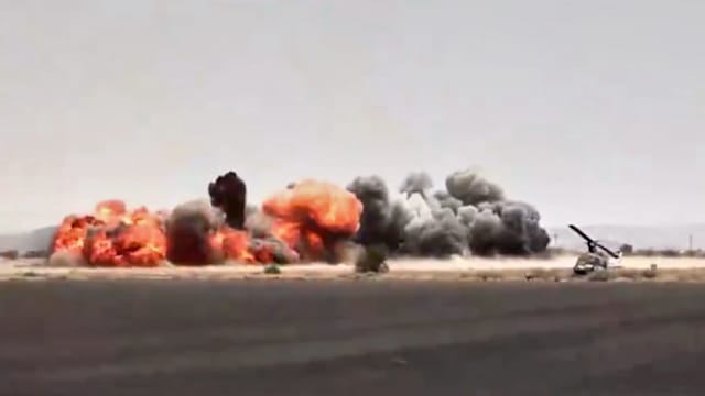 报复萨那机场遭空袭 胡塞武装袭击沙特机场