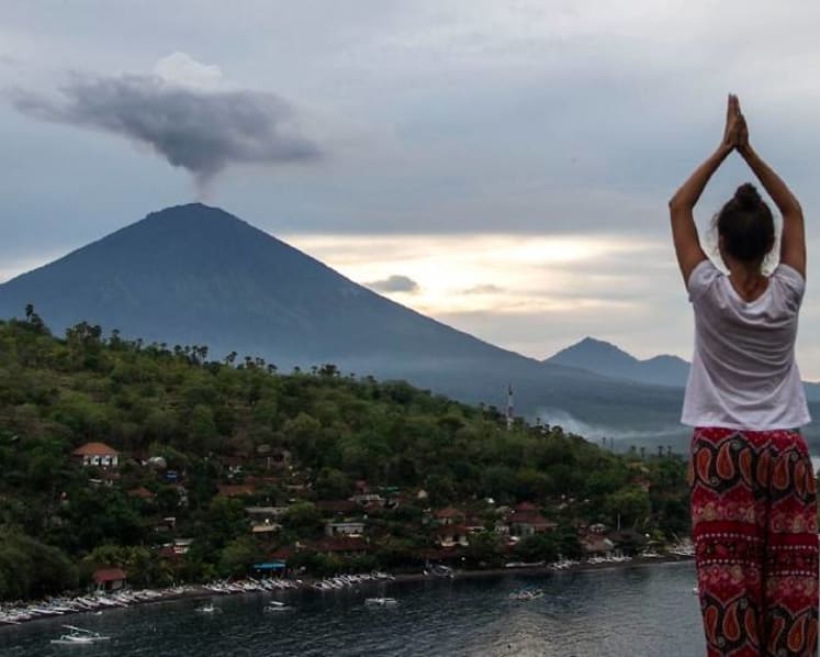 How authorities in tourist hotspots keep people safe near volcanoes