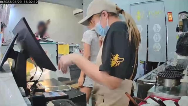 不满订单换人送 马国送餐员上门闹事砸杯