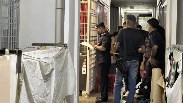 疑精神失常 马国男子持剪刀弑母