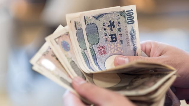 高市大胜稳定政策方向 财政扩张预期升温 日元仍承压