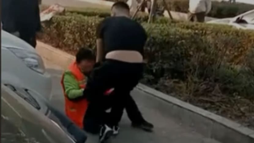 Pasangan pukul, ludah tukang sapu lanjut usia yang halang anak buang air tepi jalan