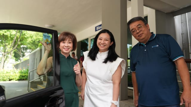 当局推出汽车贴纸 鼓励德士和私召车乘客“文明乘车”